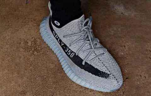 奶奶灰 YEEZY 3潮牌汇潮牌网50 V2 便已陆续曝光（奶奶灰 YEEZY 350 V2 全新“Granite”配色鞋款上脚美图赏析）