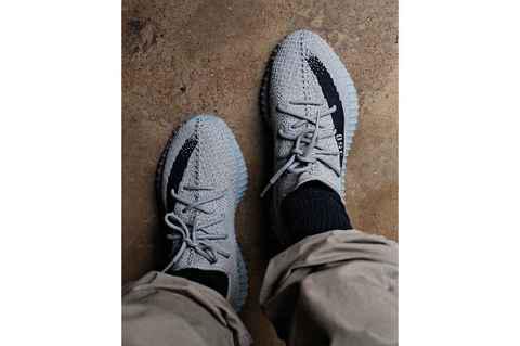 奶奶灰 YEEZY 3潮牌汇潮牌网50 V2 便已陆续曝光（奶奶灰 YEEZY 350 V2 全新“Granite”配色鞋款上脚美图赏析）