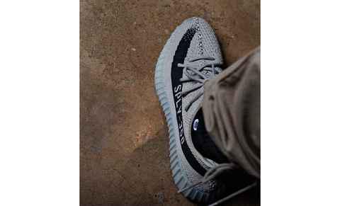 奶奶灰 YEEZY 3潮牌汇潮牌网50 V2 便已陆续曝光（奶奶灰 YEEZY 350 V2 全新“Granite”配色鞋款上脚美图赏析）