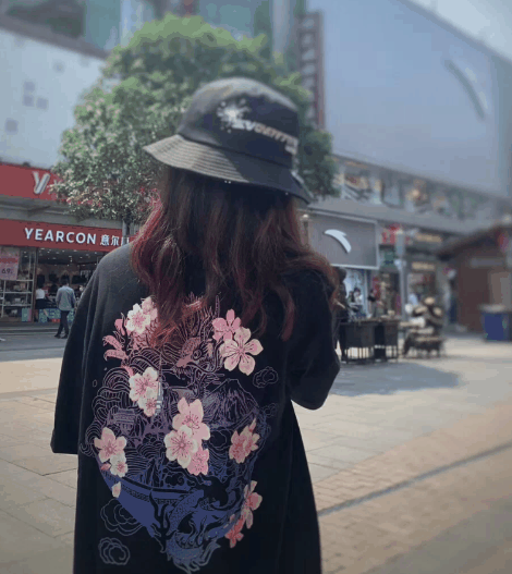 李宁樱花T恤上身搭配展示,黑白两色超级少女!