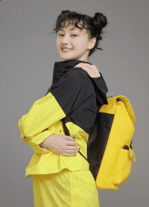 把刘海左潮牌信息夹一下（郑爽泡面刘海清爽又减龄 泡面刘海怎么卷图片）