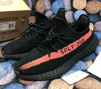 虽然没有潮牌品牌黑粉骚（yeezy 350黑粉将补货回归，经典鞋款再度发售！）
