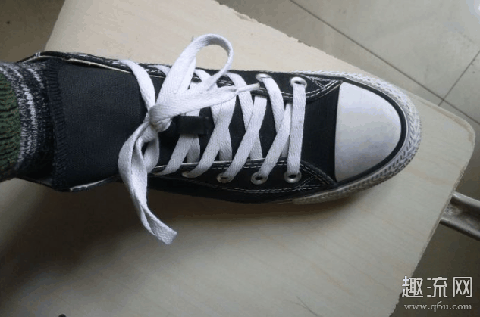 aj1鞋舌头总是跑偏怎么办？这样系鞋带轻松解决！ 