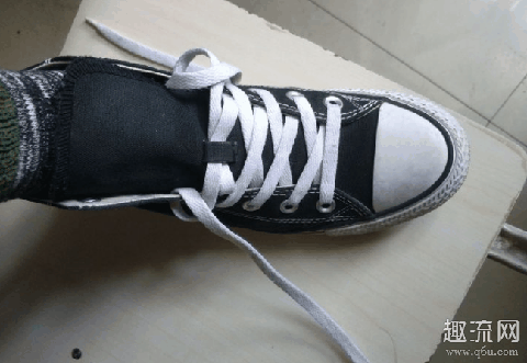 aj1鞋舌头总是跑偏怎么办？这样系鞋带轻松解决！ 