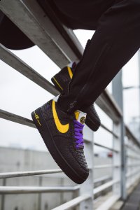  科比的离世让世潮牌资讯界为之动容和哀悼（AF1科比限量定制版上脚效果 科比是什么时候坠机身亡的）