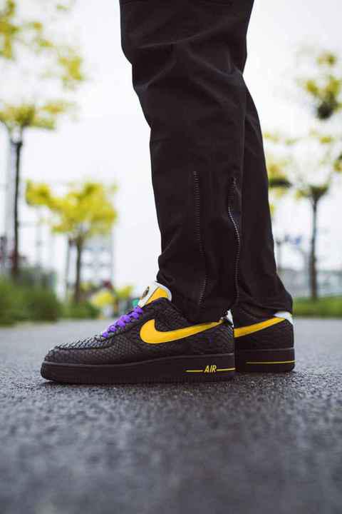 AF1科比限量定制版上脚效果 科比是什么时候坠机身亡的