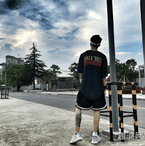 篮球短裤要不要过膝 篮球短裤要不要提过肚脐