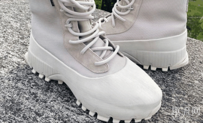小编可以欣赏得了潮牌商城......所以也还成吧！毕竟（YEEZY 1050全新卡其配色实物曝光,你欣赏de来吗?）