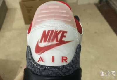 可以从外而内的潮牌资讯看到红色 Nike Logo（AJ3火焰红复刻开箱测评,不一样的牛仔亮点你发现了吗?）