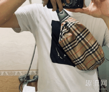 同样的潮流！ 当然这款来潮牌自韩国的mlb腰包也是非常的不错（2020新款斜夏季挎包推荐,这些logo你绝对会喜欢!）