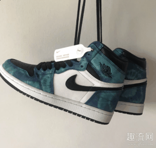 目前市场价的话潮牌品牌女码都在 1300+ 元（aj1扎染开箱上脚测评,男码价格翻倍,喜欢赶紧买!）
