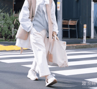  配饰方面则以自己主潮牌品牌理的珠宝品牌 heres 为主（白裤子显胖吗 白裤子如何穿搭）