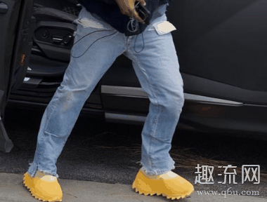 侃爷上脚新Yeezy 火山Yeezy 451拖鞋版本曝光