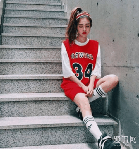 女生穿球衣搭配图片 女生球衣买多大 搭配什么裤子好看