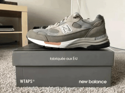 这双联名款和NB经典的992非常的相似！潮牌信息 鞋盒出有 New Balance 和 WTAPS 字样显示双方联名身份（New Balance 992 WTAPS开箱测评 WTAPS是什么牌子档次如何）