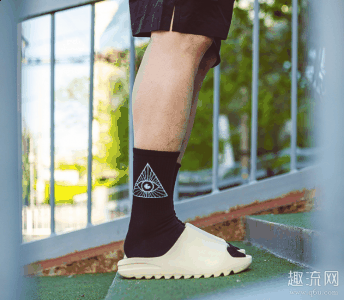 但是像是逛街 超潮牌汇潮牌网店级熟悉的朋友见面啊（yeezy slide拖鞋测评 yeezy slide可以沾水洗澡吗）