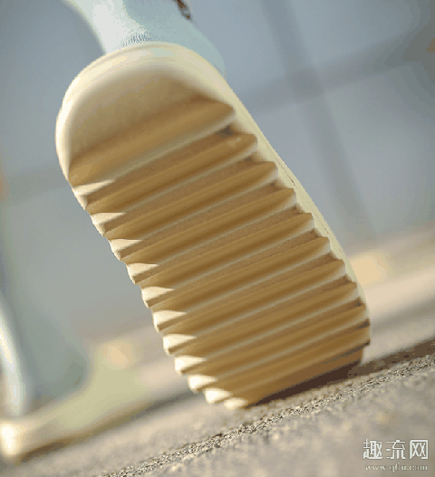 yeezy slide拖鞋测评 yeezy slide可以沾水洗澡吗