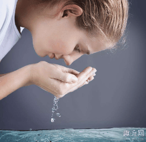 冬天洗脸用热水好还是冷水好 洗脸要用毛巾擦干还是自然干好