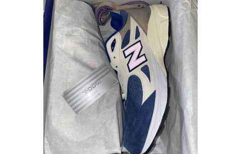 鞋带扣点缀了主潮牌汇潮牌网理人 Ronnie Fieg 缩写（KITH x 新百伦全新联名 990v3“Daytona”鞋款释出）
