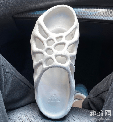 Yeezy全新火山造型拖鞋赏析 越热的造型越凉快