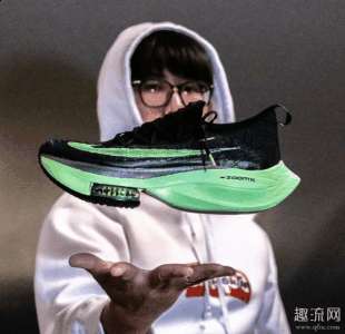 蓄力并推进；潮牌全掌铲形碳板（耐克alphafly next%黑绿开箱测评 alphafly next%配置脚感如何）