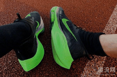 但显然在Alphafly NEXT%上的潮牌品牌Zoom Air Pods会有更好的弹性与触感（Alphafly NEXT%和ZoomX Vaporfly Next%对比测评 alphafly next%值得入手吗）