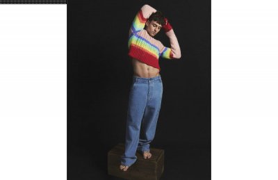 另外还打造了 NFT潮牌汇潮牌网店 版本的 Cropped Cable Jumper（AMI Paris x Tom Daley 全新联名“骄傲月”毛衣亮相）