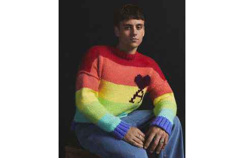 另外还打造了 NFT潮牌汇潮牌网店 版本的 Cropped Cable Jumper（AMI Paris x Tom Daley 全新联名“骄傲月”毛衣亮相）