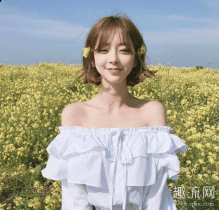 然后从脖子潮牌汇潮牌网店后侧绕过（一字领上衣怎么搭配裙子 一字领上衣怎么搭配）
