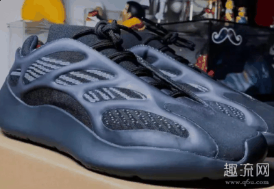 其中成人款的官方潮牌资讯发售价为 ￥1899 RMB（YEEZY 700 v3 