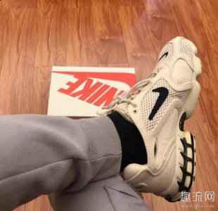 这期间女码价格回归2000的时候潮牌我觉得算是把它被低估的价格都涨回来了（stussy耐克联名Spiridon Cage2沙漠黄开箱测评 Stussy x Nike联名系列偏码吗）