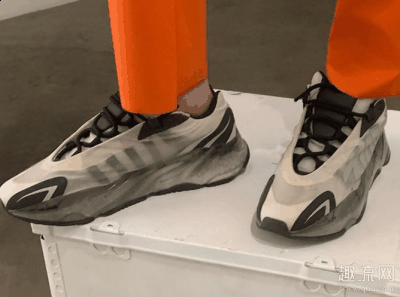  Yeezy 700 MNVN “Bone” 发售日期：4 月 25 日 发售价：$200 美元/￥1999 RMB 相关新潮牌商城闻 下周登场！「黑武士」Yeezy 700 V3 带来全家族尺码 又一双全黑但视觉层次感丰富的「黑武士」鞋款即将登场（Yeezy 700 MNVN新配色赏析 新配色Yeezy 700 MNVN是半透明吗）