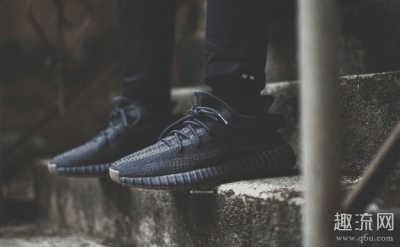 其鞋侧条纹装饰部潮牌品牌分则采用黑色点缀（yeezy350黑生胶价格多少 yeezy350黑生胶有反光带吗）