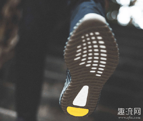 yeezy350黑生胶价格多少 yeezy350黑生胶有反光带吗