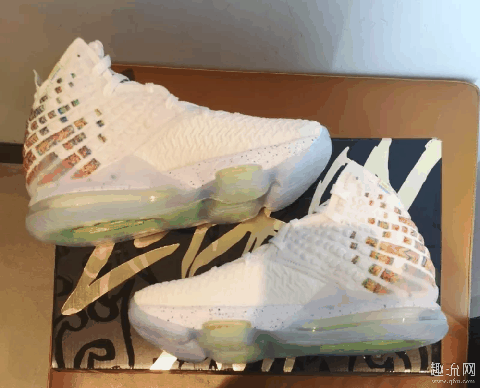 詹姆斯17完整LEBRON配色开箱测评 LeBron 17 LEBRON荧光绿水晶鞋底耐磨吗