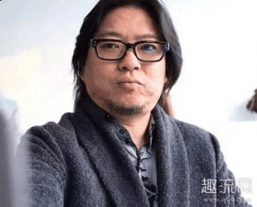 显精神之余还带几分俏皮潮牌 慵懒卷发 蓬松而慵懒的卷发发型（2020男生热门发型top5 适合戴口罩的男生热门发型推荐）
