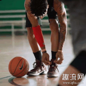 在NBA2007-2008赛季季后赛中火箭队的兰德里就是因为没带牙套导致潮牌汇潮牌网牙齿被布泽尔撞飞！ 相关新闻 打篮球是有氧运动还是无氧运动 打篮球属于高强度有氧运动（如何看一个人会不会打篮球 不会打篮球的男生丢人吗）