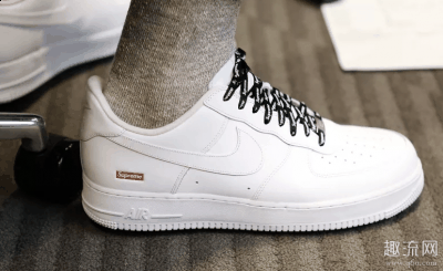该鞋款的鞋身和鞋垫潮牌品牌都印上了 Supreme Box Logo（supreme联名af1黑白配色开箱测评 supreme联名af1会涨价吗）