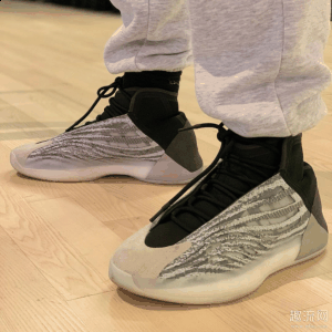 Adidas primeknit混合一些类潮牌品牌似yeezy350鞋面织物的材料构成（yeezy篮球鞋QNTM实战怎么样 yeezy QNTM篮球鞋实战测评）