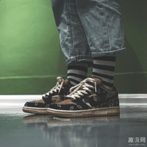 其中包括无数潮牌汇潮牌网店其他独家产品（travis scott x Dunk SB刮开效果曝光 travis scott联名dunk sb怎么刮开）