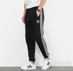 可以选择一些饰潮牌信息品一起搭配一下（黑色运动裤配什么上衣 运动裤配什么上衣好看）
