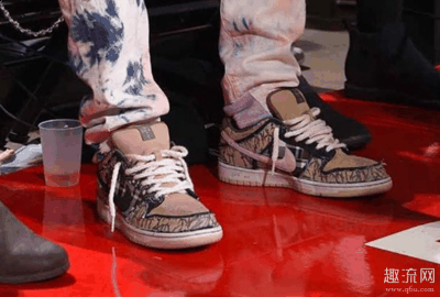 内层则是 Travis Scott 潮牌信息x Air Force 1 中出现的同款花纹（TS x Dunk SB 全新浅卡其配色上脚 TS x Dunk SB 发售）