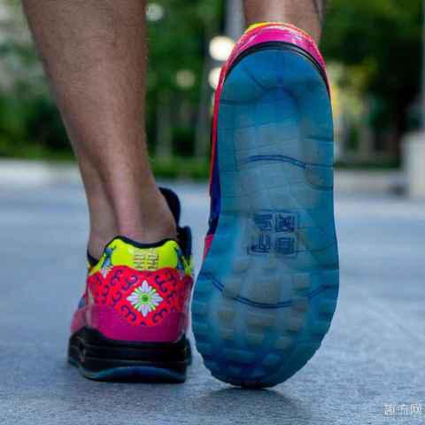 推算出了准确潮牌商城的晨夕时间（ Air Max 1万寿无疆配色上脚 Air Max 1万寿无疆配色货量如何）