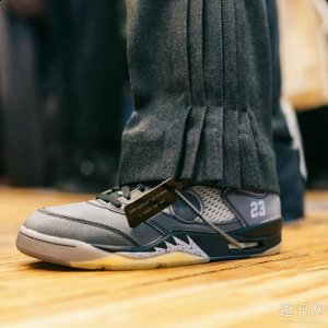 主理人 Virgil Ab潮牌资讯loh 更是亲自上脚演绎（OW x AJ5上脚 OW x AJ5货量如何）