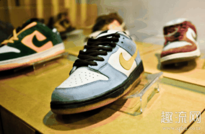 同时标志着建造球潮牌鞋文化的新浪潮的开始（AJ1、Air Force 和 Dunk SB 有什么区别 第一双 Dunk SB 是什么时候出的）
