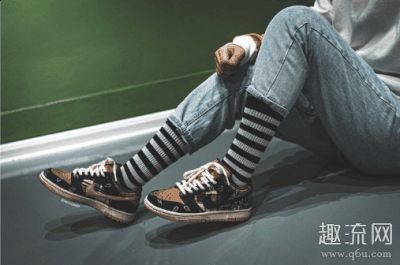 两侧辅以双色潮牌汇潮牌网Nike Swoosh勾勒（travis scott x dunk sb上脚赏析 TS联名耐克sb发售时间正式确定）