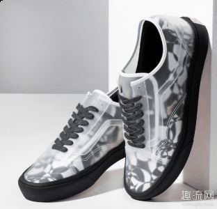 是因为工装适合潮牌资讯所有身材的人穿（vans鼠年限定鞋透明版本开箱测评 vans鼠年限定鞋上脚如何搭配）