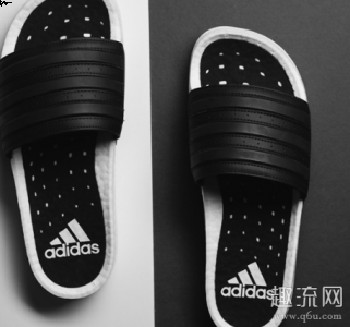 并以同色效果呈现潮牌品牌 adidas 标志性三线 Logo（adidas拖鞋发售 adidas Adilette Boost Slides是什么缓震）
