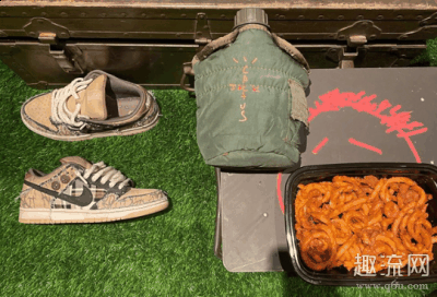 近日Travis Scott本人更是潮牌品牌亲自爆出了该鞋款的实物图（Travis Scott x Nike Dunk SB最新美图 Travis Scott合作款Nike Dunk SB赏析）