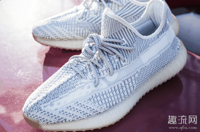 值得一提的是这款配色相潮牌比之前的 Yeezy 350 V2 略微偏大（Yeezy 350 V2 “Yeshaya” 开箱测评 椰子350鞋底发黄怎么办）